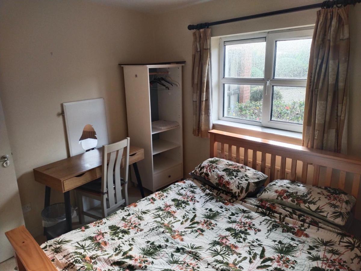 Crescent Apartments Homestay Корк Екстериор снимка